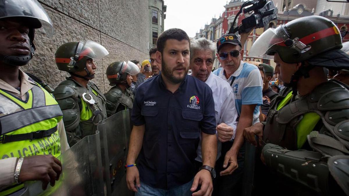 El alcalde del municipio de Caracas El Hatillo, David Smolansky, asiste a una manifestación el jueves 29 de septiembre de 2016, en las inmediaciones de la vicepresidencia de Venezuela en la ciudad de Caracas (Venezuela).