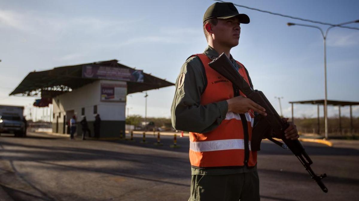 
 Militares venezolanos son vistos el miércoles 9 de septiembre de 2015, custodiando el peaje de Paraguachón en Zulia (Venezuela), estado fronterizo con Colombia. 

