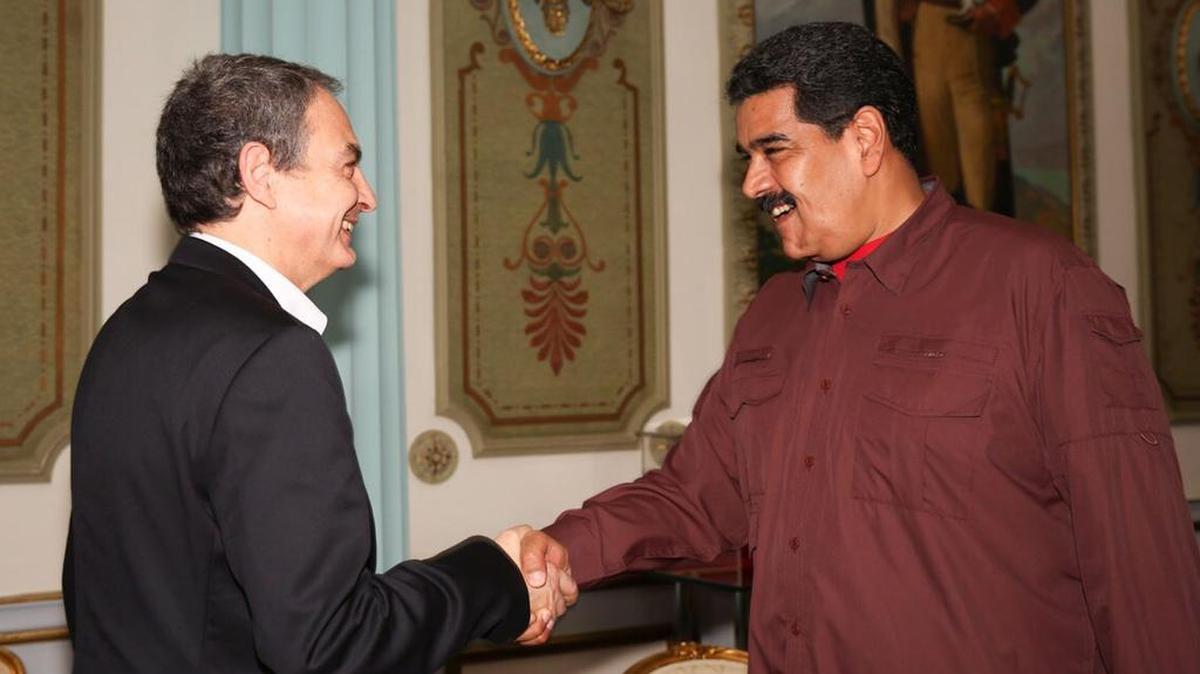 Fotografía cedida por el Palacio de Miraflores que muestra al presidente venezolano, Nicolás Maduro (d), reunido con el exjefe del Gobierno español José Luis Rodríguez Zapatero el miércoles 23 de noviembre de 2016, en Caracas (Venezuela).