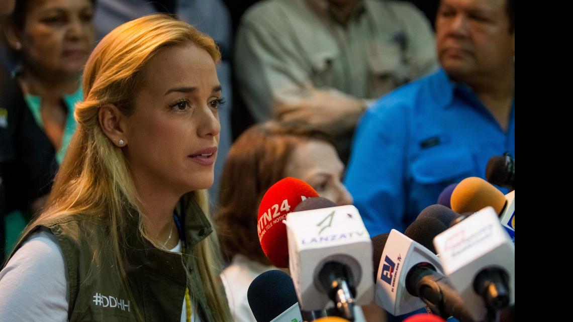 
Lilian Tintori, esposa del líder opositor preso Leopoldo López, habla sobre una agenda "unitaria" en solidaridad con los políticos presos durante una rueda de prensa de la alianza opositora venezolana Mesa de la Unidad Democrática (MUD) el miércoles 3 de junio de 2015, en Caracas (Venezuela). 
