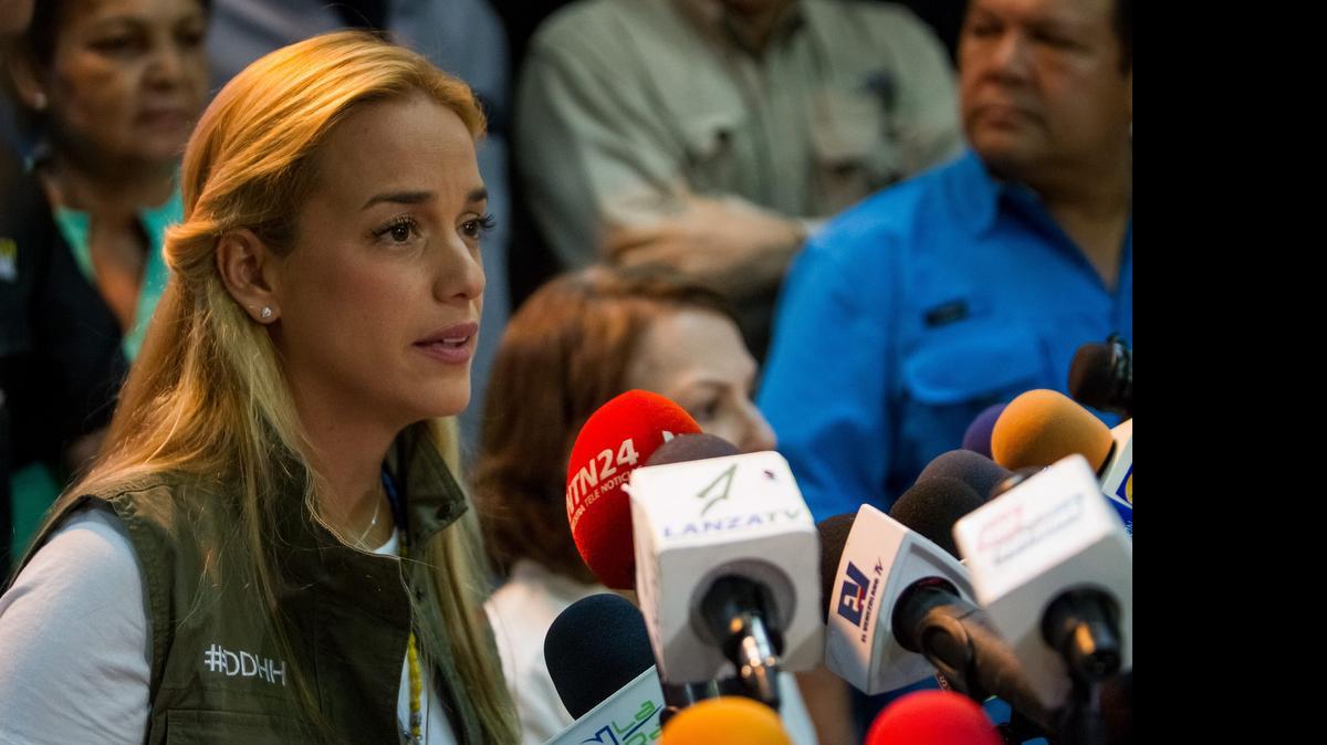 
Lilian Tintori, esposa del líder opositor preso Leopoldo López, habla sobre una agenda "unitaria" en solidaridad con los políticos presos durante una rueda de prensa de la alianza opositora venezolana Mesa de la Unidad Democrática (MUD) el miércoles 3 de junio de 2015, en Caracas (Venezuela). 
