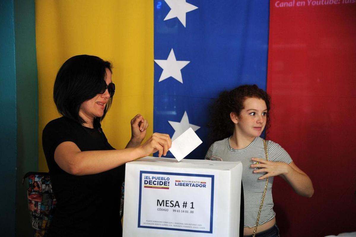Ciudadanos venezolanos que viven en México, participan en un simbólico plebiscito convocado por la oposición venezolana sobre el proyecto del presidente Nicolas Maduro de una futura asamblea constituyente, el 16 de julio de 2017.