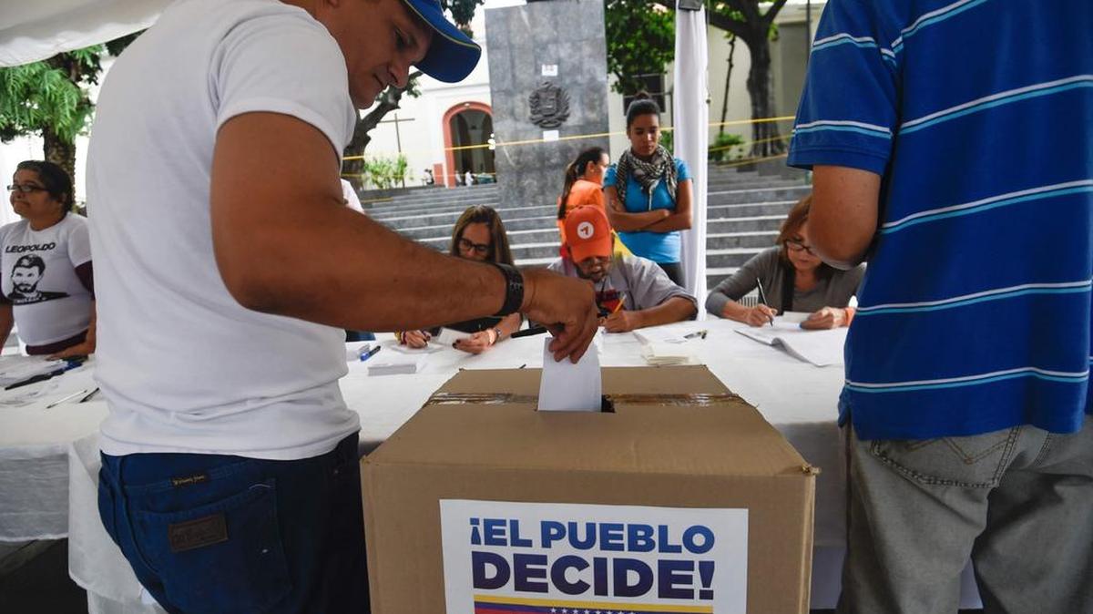 Un hombre deposita su voto en Caracas para la consulta popular que se realiza este domingo 16 de julio de 2017.