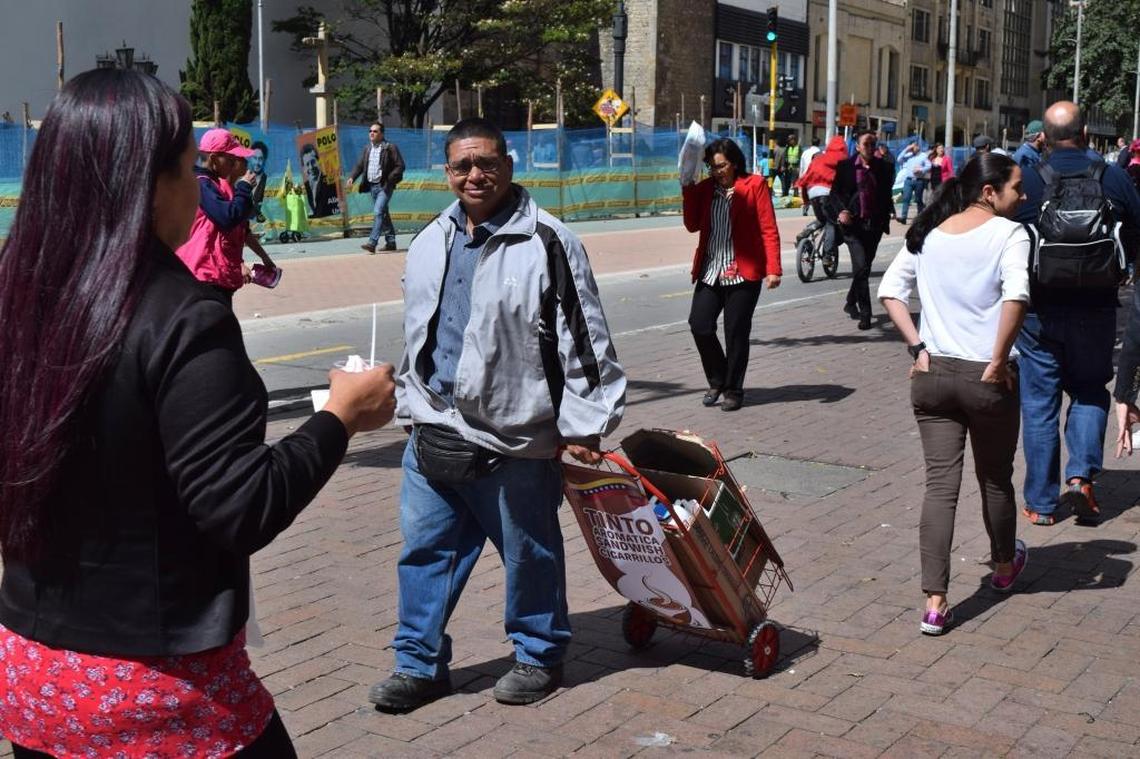 El venezolano Larry Centeno se gana la vida vendiendo café en las calles de Colombia, uno de cientos de miles que han tenido que huir de su país debido al colapso económico.