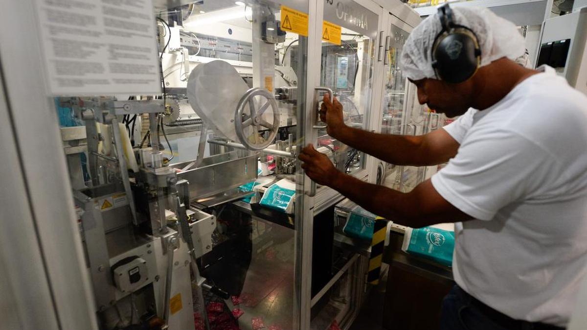 Un empleado trabaja en la línea de producción de productos para el cuidado diario de la planta de Kimberly-Clark en Maracay, Venezuela, el 18 de julio de 2016.