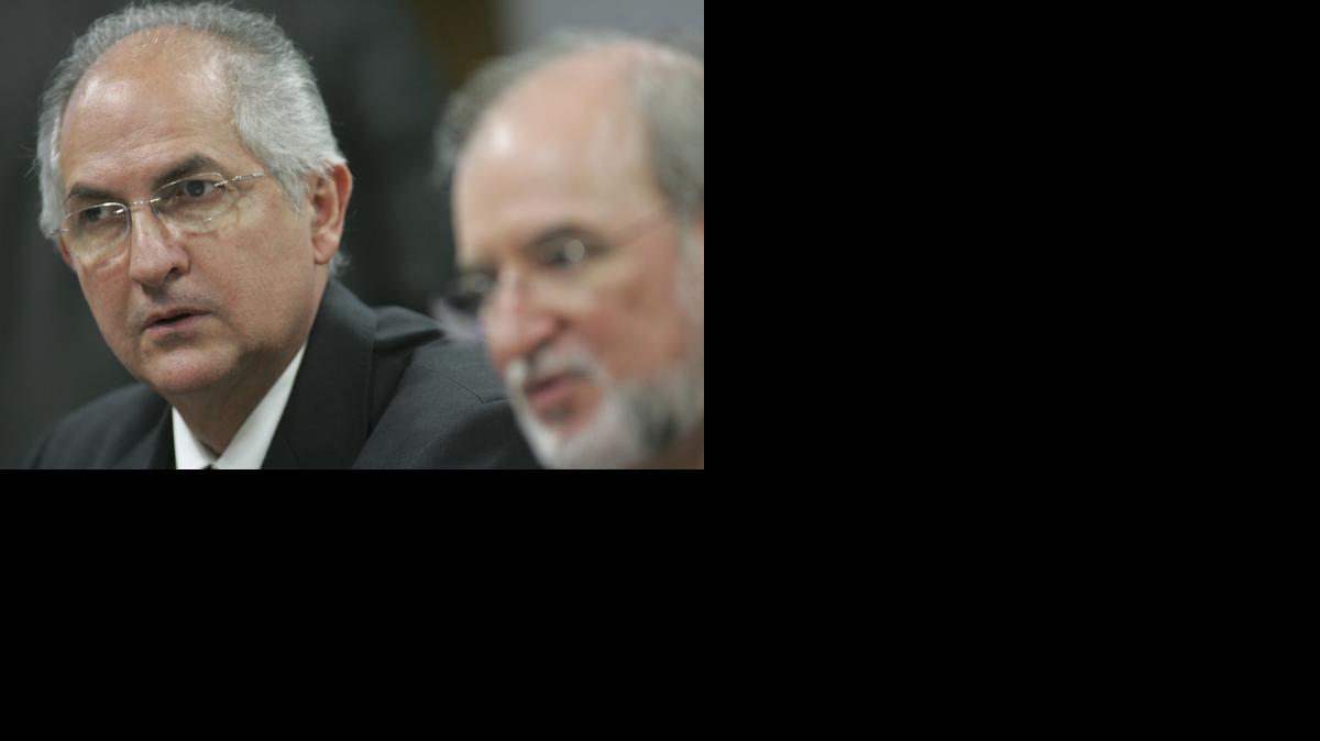 
El alcalde metropolitano de Caracas, Antonio Ledezma, en una reunión en Brasilia, en octubre de 2009. Ledezma fue detenido violentamente el jueves 19 de febrero y la fiscalía venezolana dijo que será imputado el viernes. 
