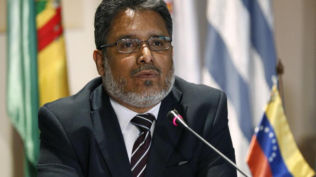 El embajador de Venezuela ante el Mercosur y la Asociación Latinoamericana de Integración (Aladi), José Félix Rivas, ofrece una rueda de prensa el lunes 5 de diciembre de 2016, en Montevideo.