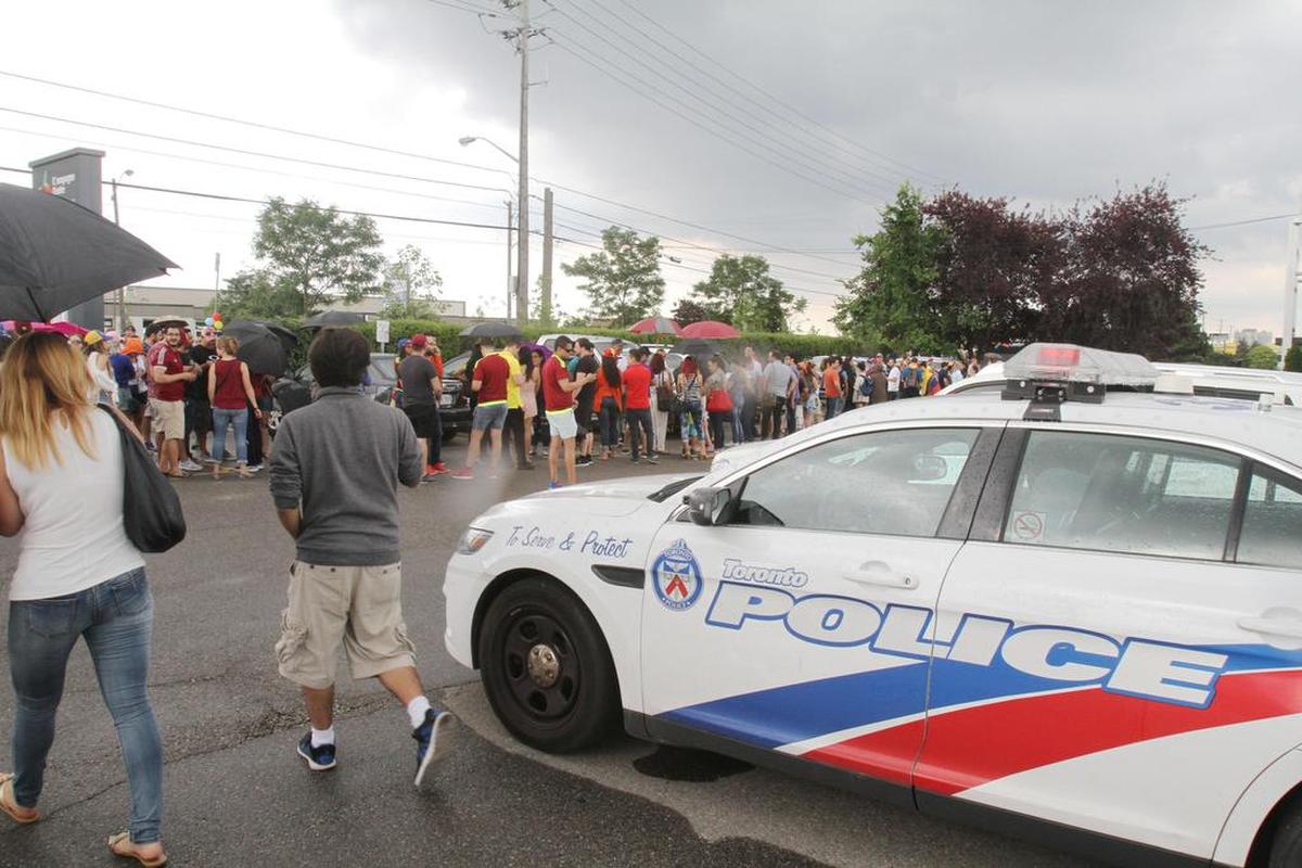 Venezolanos residentes en Toronto asisten a votar durante la consulta popular promovida por la oposición venezolana el domingo 16 de julio de 2017, en un complejo deportivo en el norte de Toronto (Canadá).