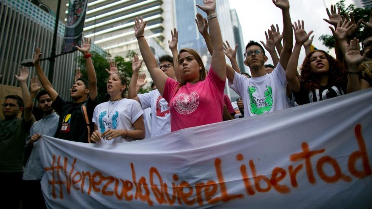 Un grupo de estudiantes protesta contra el gobierno el 12 de febrero del 2017 en Caracas, Venezuela.