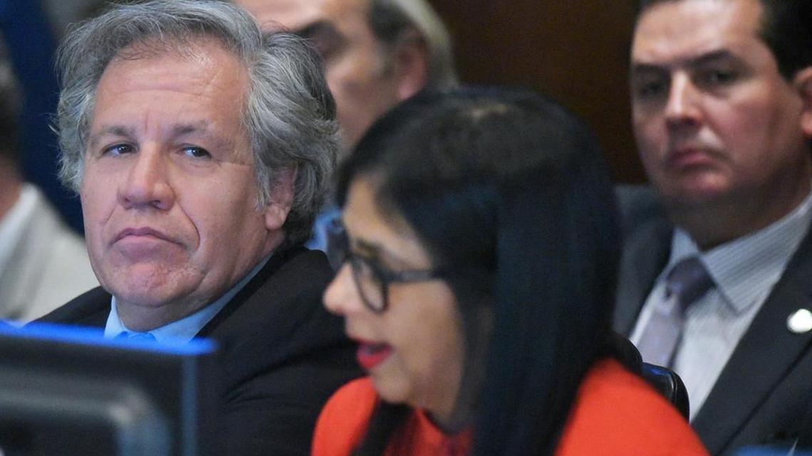 El Secretario General de la OEA, Luis Almagro observa a la Ministra de Relaciones Exteriores de Venezuela, Delcy Rodríguez, durante un discurso ante la Organización de Estados Americanos (OEA) el 27 de marzo de 2017 en Washington, DC.