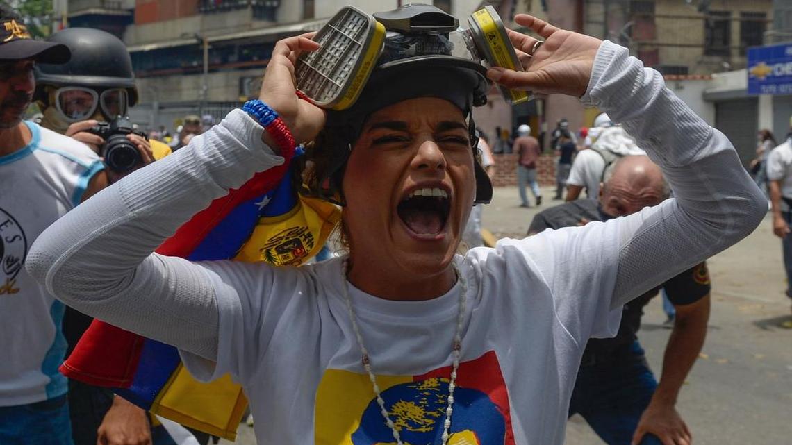 Lilian Tintori, esposa del líder de la oposición venezolana Leopoldo López, hace gestos durante una protesta contra el presidente venezolano Nicolás Maduro, en Caracas el 19 de abril de 2017.