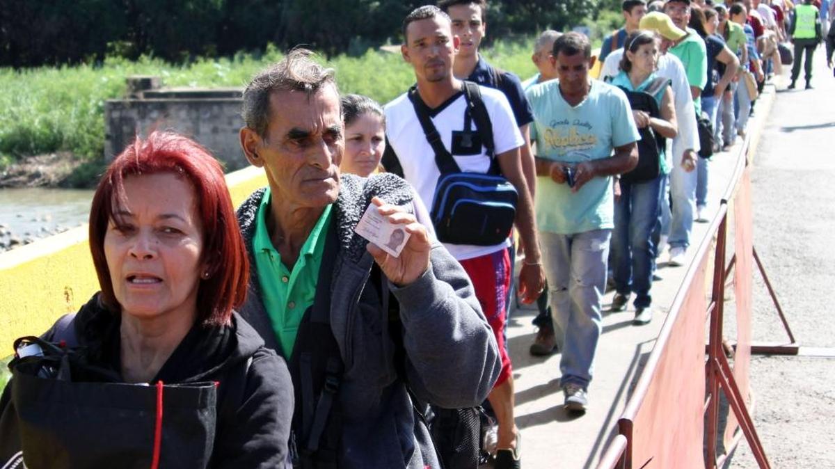 Cientos de personas cruzan desde San Antonio del Táchira, Venezuela, hacia Cúcuta, Colombia, a través del puente Simón Bolívar, el martes.