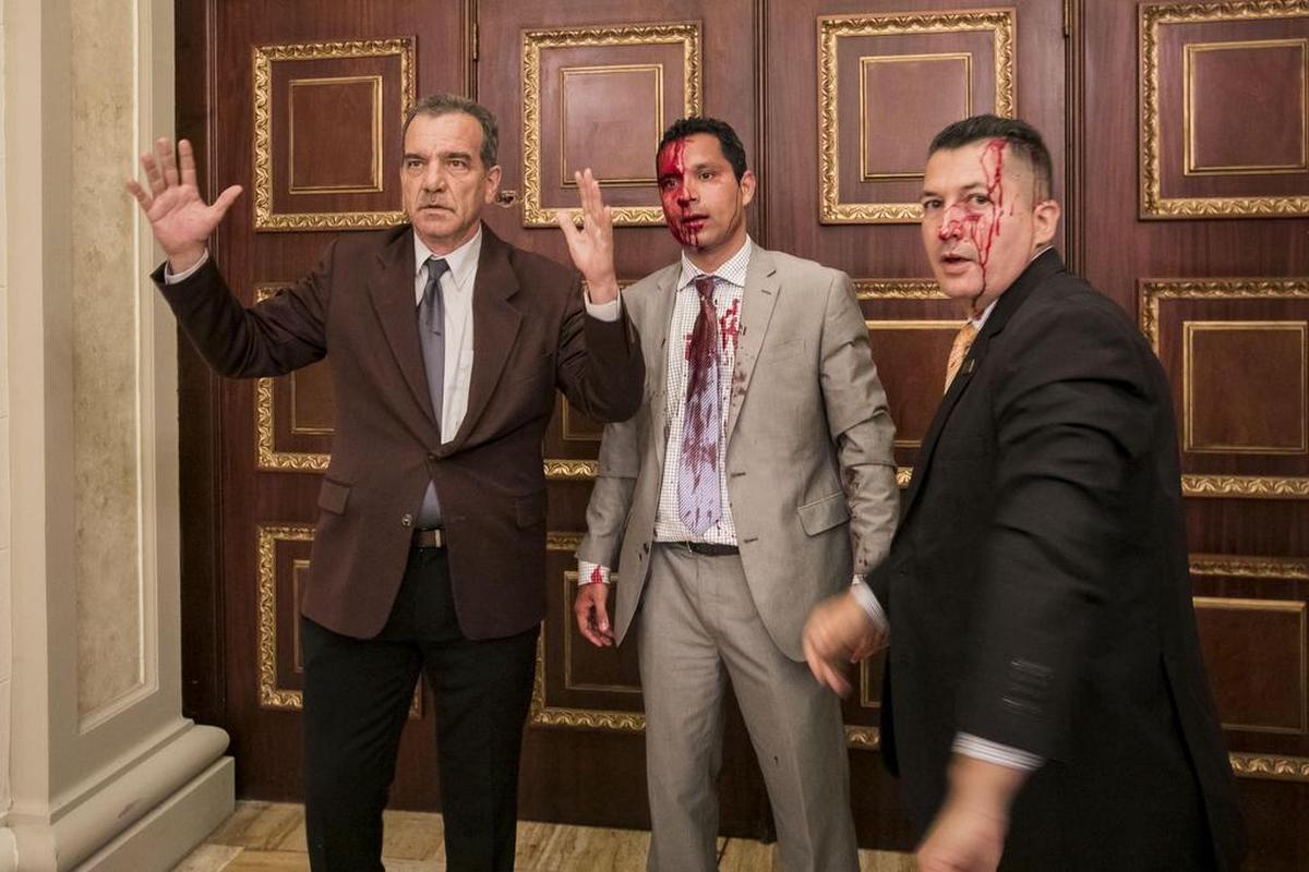 El diputado Luis Stefanelli (i) y el diputado Jose Regnault (c) permanecen en un pasillo de la asamblea nacional en un pasillo de la Asamblea Nacional luego de una disputa con manifestantes el miércoles 5 de julio de 2017, en Caracas (Venezuela).