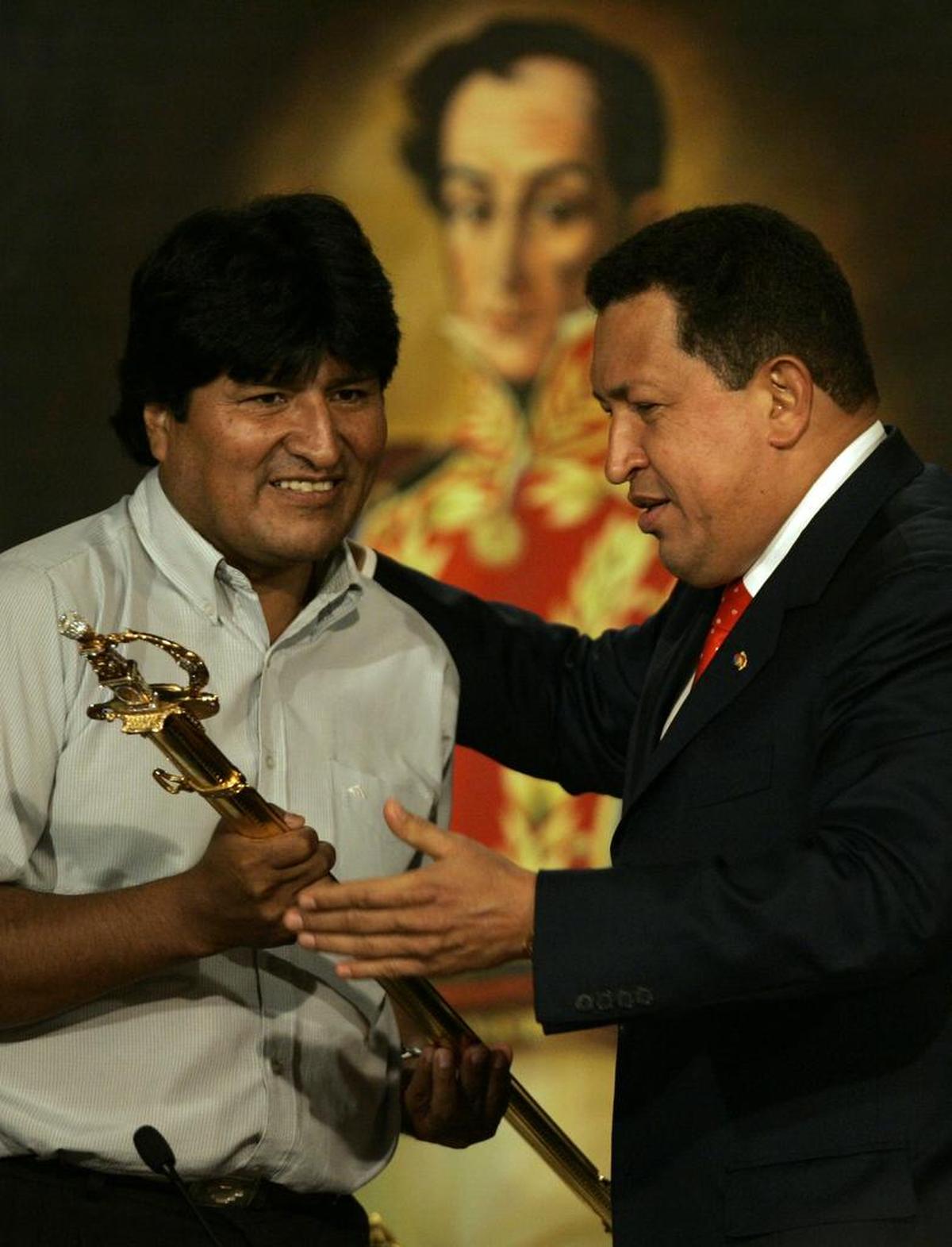El ex presidente venezolano, Hugo Chávez, presenta al presidente electo de Bolivia, Evo Morales, una réplica de la espada de Simón Bolívar en el palacio presidencial de Miraflores en Caracas, Venezuela, el martes 3 de enero de 2006.