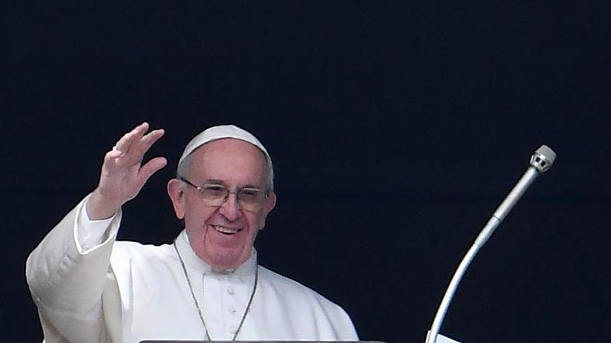 El Papa Francisco saluda a feligreses el domingo 12 de febrero de 2017 en el Vaticano.