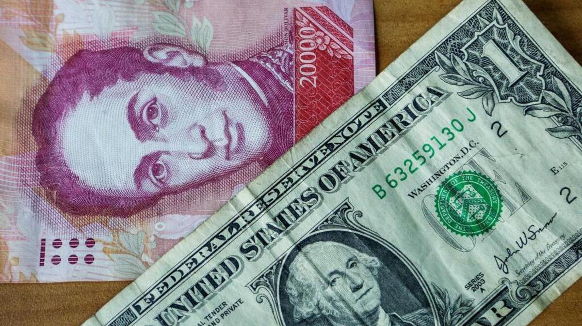 El billete de mayor denominación en Venezuela equivale ya a un solo dólar, después de que una unidad de la moneda estadounidense el 8 de septiembre de 2017 superara por primera vez la barrera de los 20,000 bolívares en el mercado libre, no regulado por el Gobierno venezolano.
