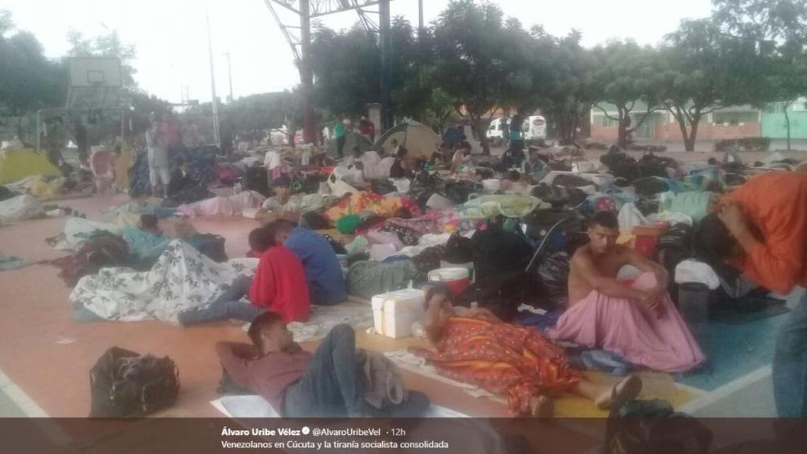 El ex presidente Álvaro Uribe publicó este miércoles varias imágenes sobre la “crisis humanitaria” de miles de venezolanos que migraron a Cúcuta, muchos de ellos durmiendo en el piso.