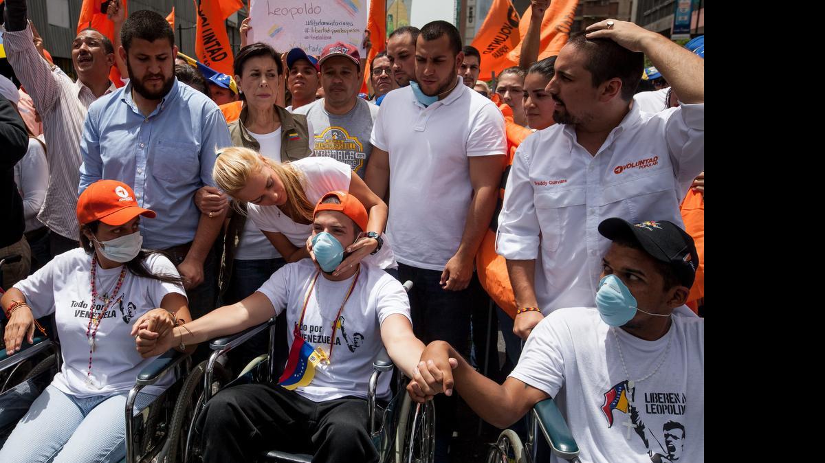 
 Lilian Tintori (c) toma parte en una manifestación de calle el sábado 20 de junio del 2015, en la ciudad de Caracas (Venezuela).  
