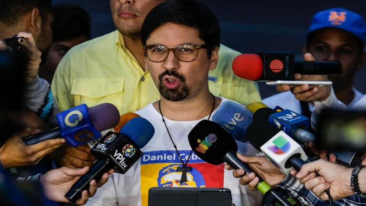 El primer vicepresidente de la Asamblea Nacional, el diputado Freddy Guevara (C), habla con la prensa el jueves 20 de julio de 2017, en Caracas (Venezuela).