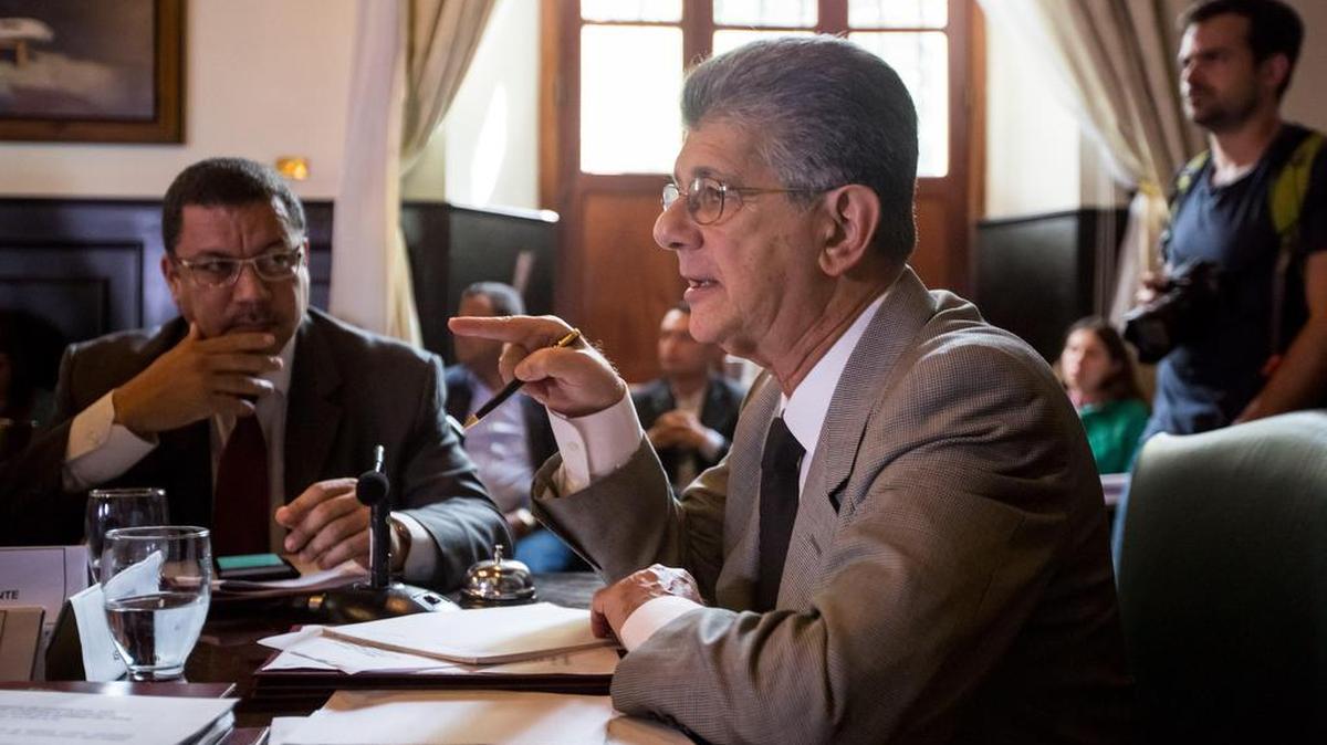 El presidente del Parlamento venezolano, el opositor Henry Ramos Allup (d), participa el lunes 19 de diciembre de 2016, en una sesión con la Comisión Delegada en Caracas (Venezuela).