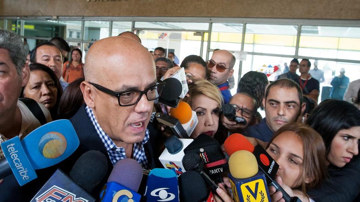Jorge Rodríguez, alcalde del municipio Libertador de Caracas y titular de la comisión presidencial para vigilar el proceso de referendo revocatorio al presidente de Venezuela Nicolas Maduro, ofrece declaraciones a la prensa tras una reunión en la entrada del Consejo Nacional Electoral (CNE) el lunes 2 de mayo de 2016, en Caracas (Venezuela).