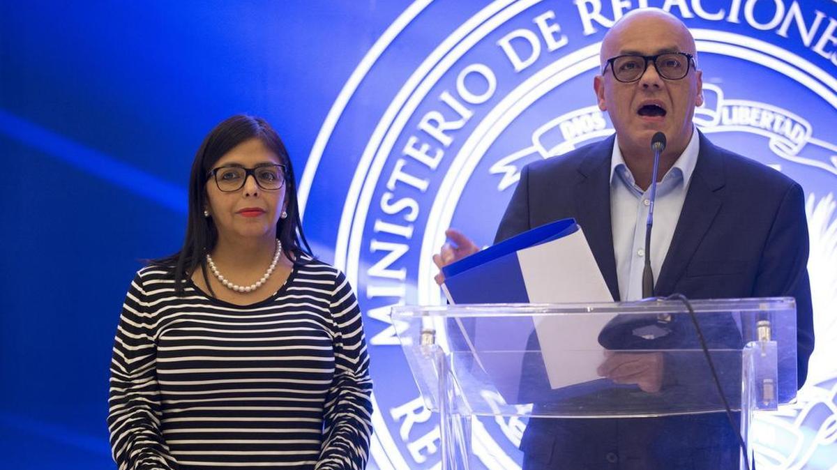 El ministro venezolano de Comunicación y Cultura, Jorge Rodríguez (d), habla junto a la presidenta de la oficialista Asamblea Nacional Constituyente (ANC), Delcy Rodríguez (i), el jueves 18 de enero de 2018, en la sede del ministerio dominicano de Exteriores, en Santo Domingo (República Dominicana).