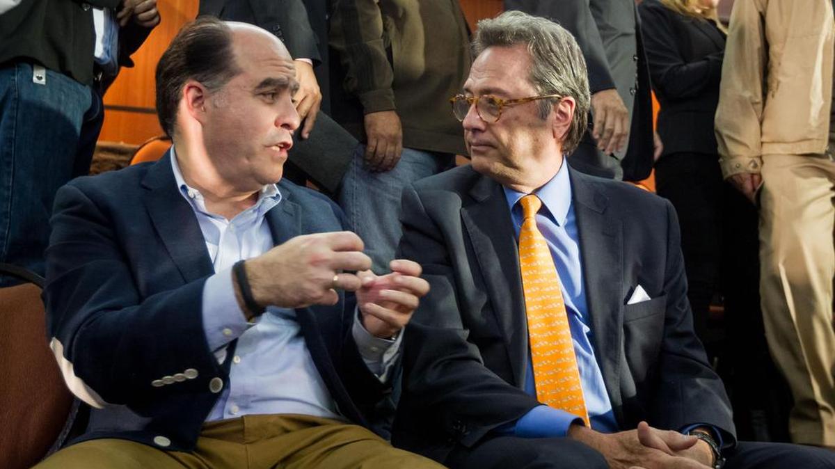 El presidente de la Asamblea Nacional, Julio Borges (izq.), conversa con el expresidente de la patronal Fedecámaras, Jorge Roig (d), durante una rueda de prensa el lunes 27 de noviembre 2017, en Caracas, Venezuela.