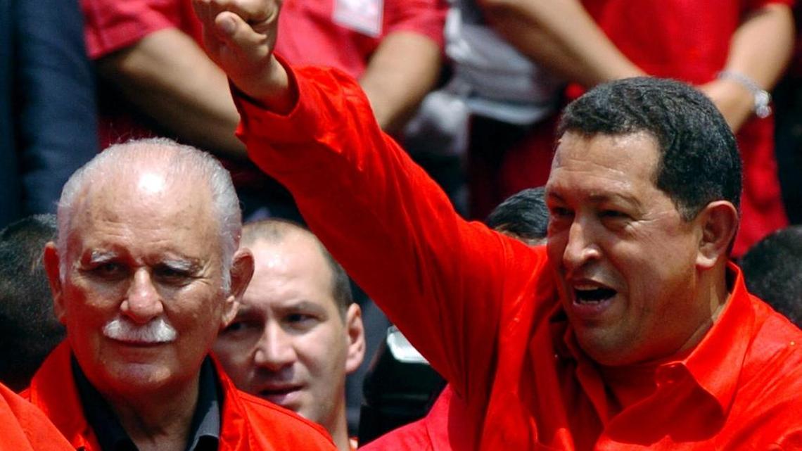 El fallecido presidente venezolano, Hugo Chávez, saluda a sus seguidores acompañado del entonces vicepresidente, José Vicente Rangel, durante un acto celebrado ante el Consejo Nacional Electoral en Caracas.