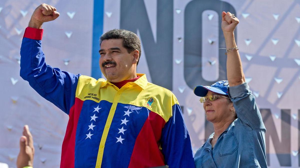 El gobernante venezolano Nicolás Maduro y su esposa Cilia Flores durante un acto en Caracas el 12 de marzo del 2016.
