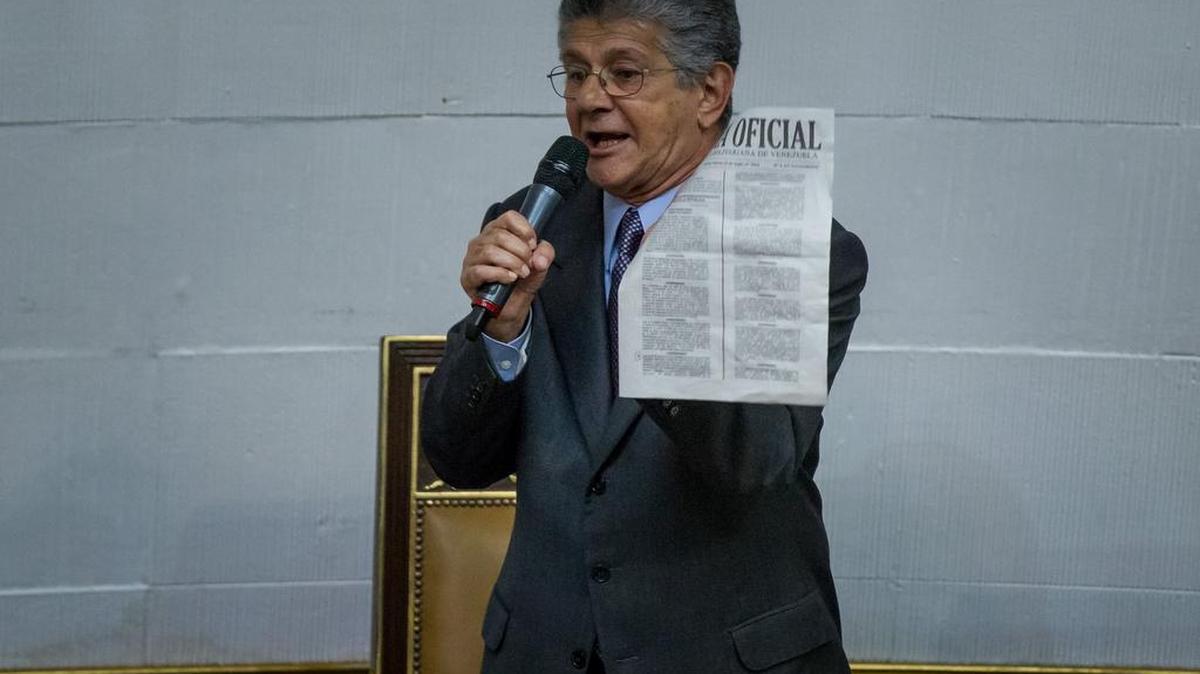 El presidente de la Asamblea Nacional, Henry Ramos Allup, participa en una sesión el martes 17 de mayo del 2016, en Caracas (Venezuela).