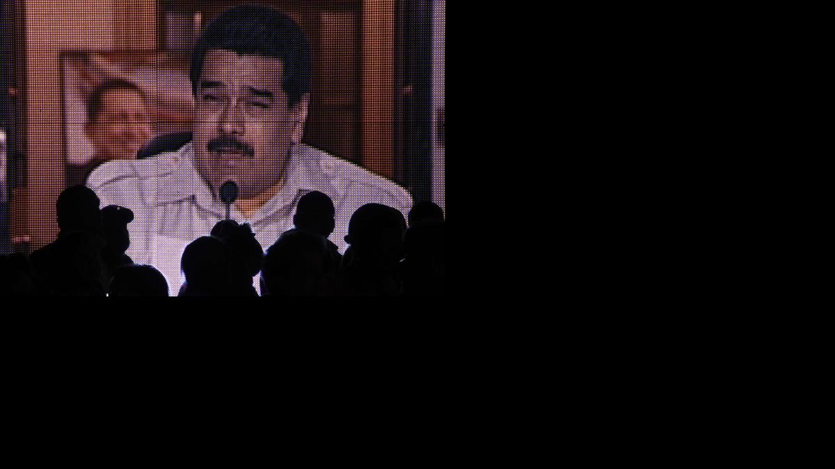 
Varias personas miran al presidente venezolano Nicolás Maduro durante una cadena nacional de televisión el jueves 19 de febrero.
