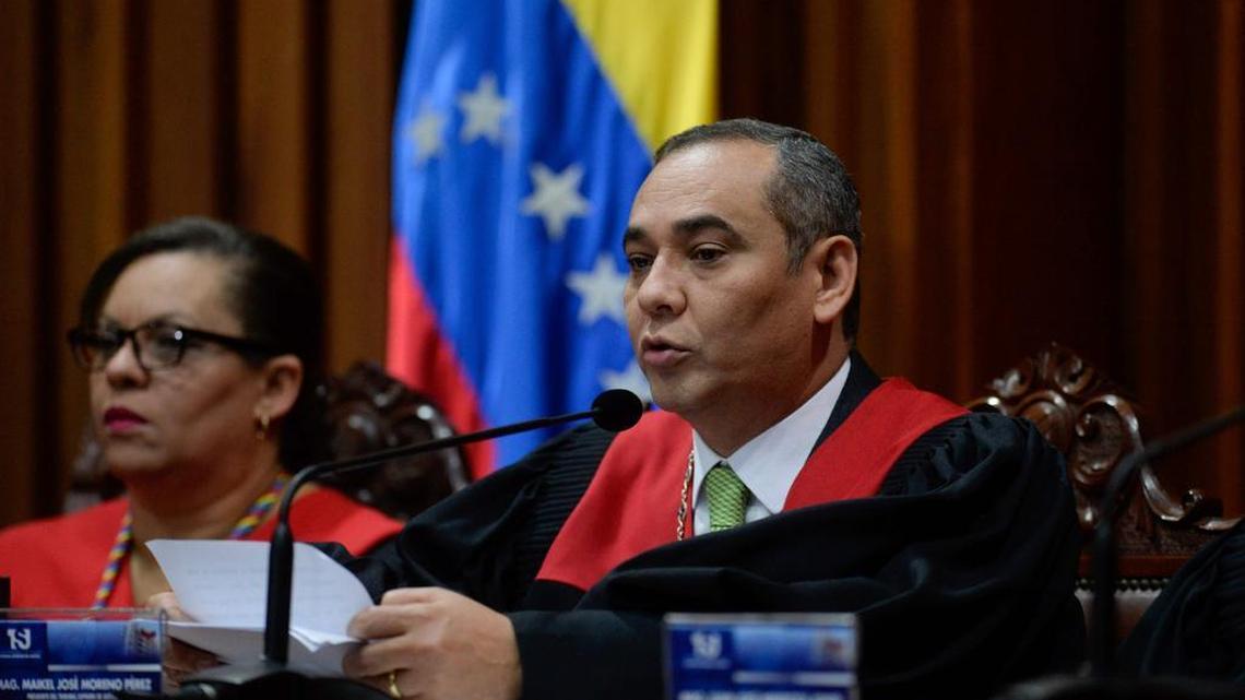 El presidente de la Corte Suprema de Justicia de Venezuela, Maikel Moreno habla durante una rueda de prensa en la sede del Tribunal Supremo en Caracas el 19 de mayo de 2017.