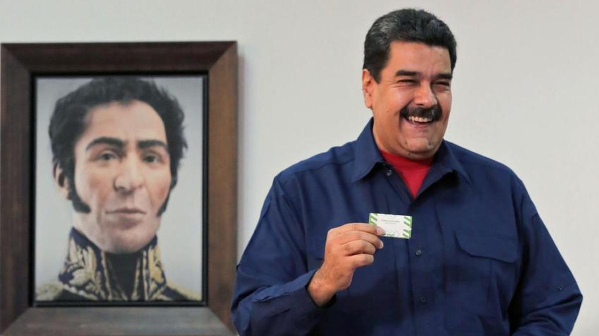 El presidente Nicolás Maduro emitiendo su voto durante las elecciones municipales en Caracas el 10 de diciembre de 2017.