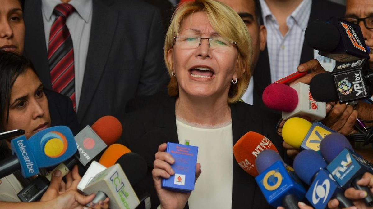La fiscal general de Venezuela, Luisa Ortega Díaz habla en Caracas el 8 de junio de 2017.