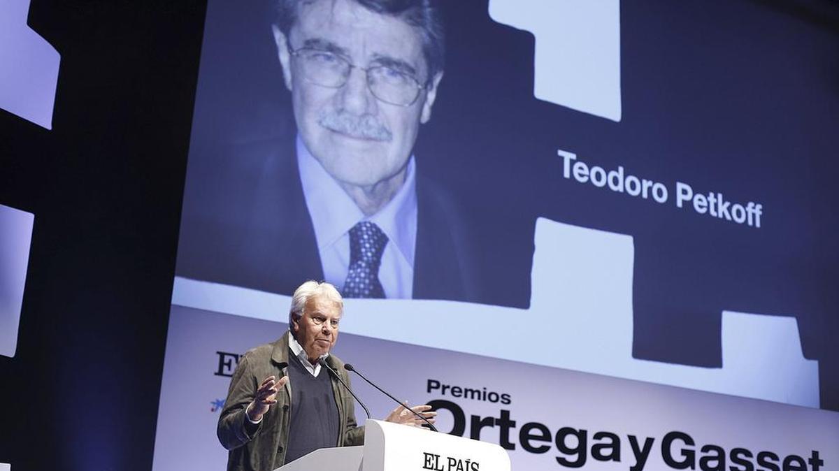 El ex presidente del Gobierno español Felipe González interviene tras recoger el premio de periodismo Ortega y Gasset otorgado al venezolano Teodoro Petkoff, director del diario “Tal Cual”, que tiene prohibida la salida de su país tras publicar en enero de 2014 un artículo de opinión en el que, según el Gobierno venezolano, se difamaba al presidente de la Asamblea Nacional.