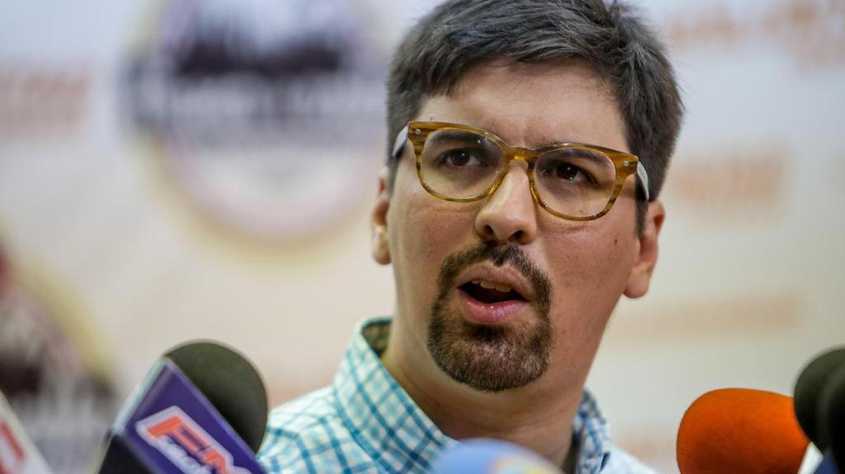 El diputado Freddy Guevara (c) habla durante una rueda de prensa el lunes 24 de octubre de 2016, en Caracas, Venezuela.