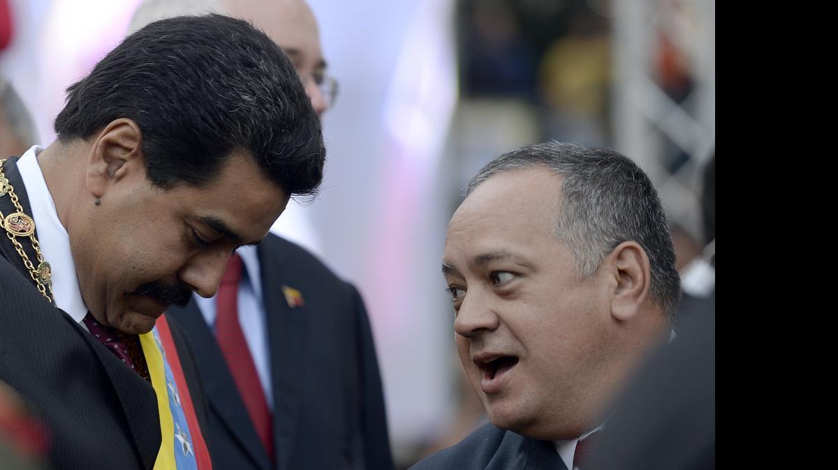 
El gobernante venezolano Nicolás Maduro (izq.) y el presidente de la Asamblea Nacional, Diosdado Cabello, en una fotografía de archivo del 15 de enero del 2014.
