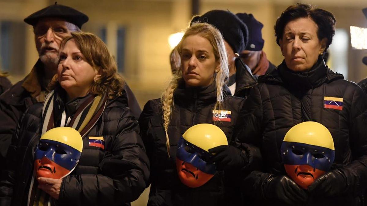 Lilian Tintori (cen.) y Antonieta Mendoza de López (der.), esposa y madre del líder encarcelado Leopoldo López, Mitzy Capriles de Ledezma (izq.), esposa del Alcalde de Caracas, Antonio Ledezma, asisten a una manifestación por la Defensa de los derechos humanos y la democracia en Venezuela, el 6 de diciembre de 2016 en la Piazza del Popolo de Roma.
