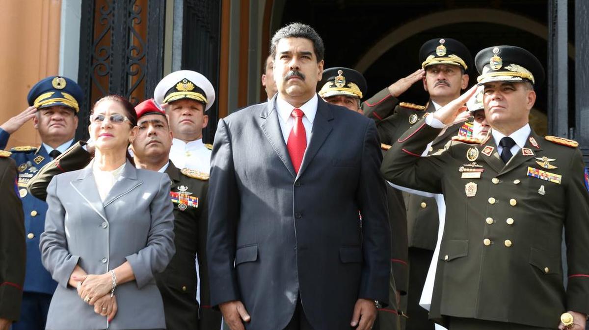 Fotografía cedida por Prensa de Miraflores del presidente de Venezuela, Nicolás Maduro (c), durante un acto de ascensos militares en el Panteón Nacional, en compañía del ministro de Defensa de Venezuela, general Vladimir Padrino Lopez (d), y la primera dama, Cilia Flores (i), el sábado 2 de julio de 2016, en la ciudad de Caracas (Venezuela).
