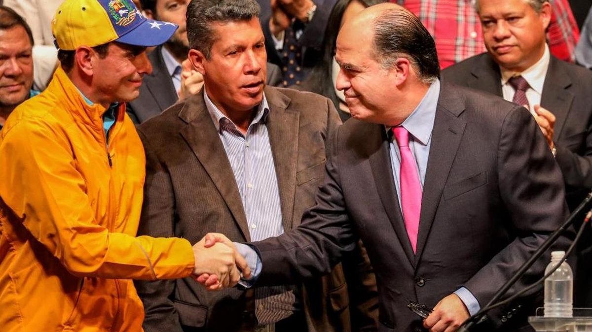 El presidente de la Asamblea Nacional (AN), Julio Borges (d), saluda Henrique Capriles Radonski (i), durante una reunión el lunes 3 de julio de 2017, en Caracas (Venezuela). La oposición venezolana convocó para el 16 de julio un referéndum para que el pueblo elija "el futuro del país", en el que se planteará a los ciudadanos si rechazan o aprueban el proceso constituyente activado por el gobierno y se les llama a pronunciarse sobre la celebración de nuevas elecciones.