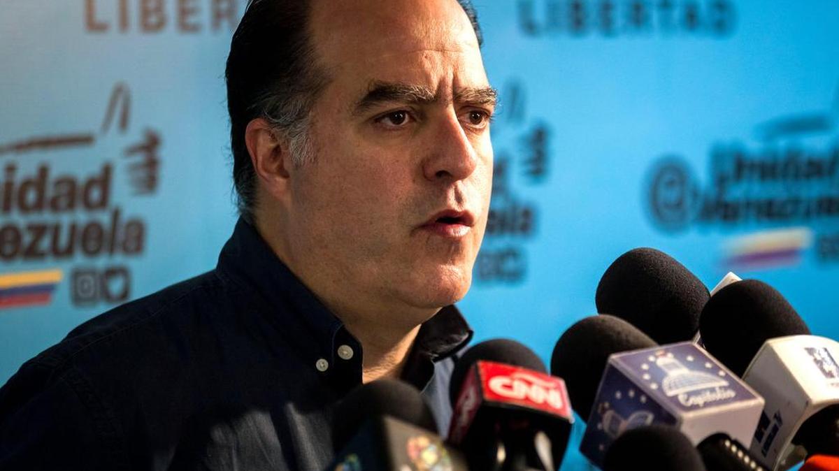 El presidente del Parlamento venezolano, el opositor Julio Borges, ofrece declaraciones a la prensa el domingo 5 de noviembre del 2017, en Caracas (Venezuela).