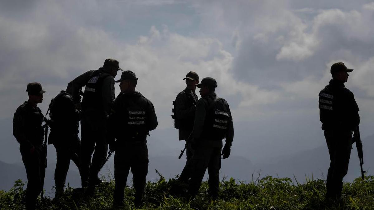 Agentes prestan guardia en los alrededores del lugar donde se realiza una operación contra el grupo liderado por el policía "scar Pérez el lunes 15 de enero de 2018, en el barrio El Junquito, en Caracas (Venezuela).