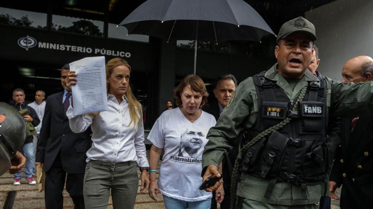 La esposa del opositor Leopoldo López, Lilian Tintori (c-i), y la esposa del alcalde de Caracas, Antonio Ledezma, Mitzi Capriles de Ledezma (c-d), se retiran de la Fiscalía General de Venezuela el lunes 6 de marzo de 2017, en Caracas, Venezuela. Tintori denunció ante la Fiscalía General de Venezuela un supuesto acoso por parte de medios de comunicación del Estado, y el aislamiento de su esposo en la carcel de Ramo Verde.