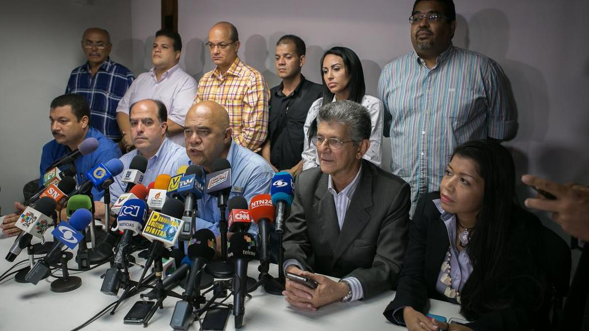 El secretario general de la alianza opositora venezolana Mesa de la Unidad Democrática (MUD), Jesús Torrealba (c), habla en una rueda de de prensa este martes 29 de diciembre de 2015, en Caracas (Venezuela).