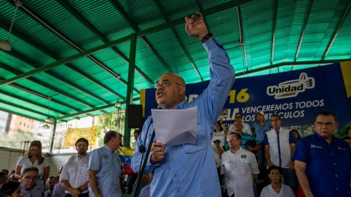 El secretario ejecutivo de la alianza de partidos Mesa de la Unidad Democrática (MUD), Jesús Torrealba, participa en un acto con varias organizaciones sociales y políticas el 26 de septiembre de 2016, en Caracas (Venezuela).