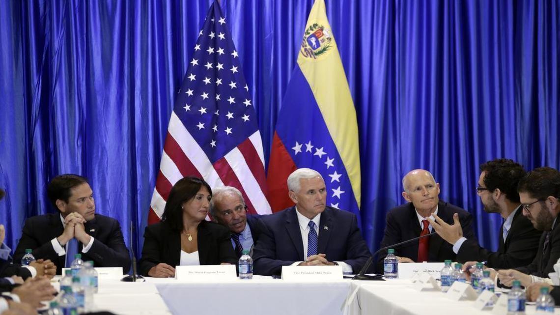 El vicepresidente Mike Pence (segundo de derecha a izquierda), escucha a un ex prisionero político venezolano durante una reunión en Miami el 23 de agosto. A la izquierda están el senador Marco Rubio y la exiliada venezolana María Eugenia Tovar. A la derecha, el gobernador de Florida, Rick Scott.