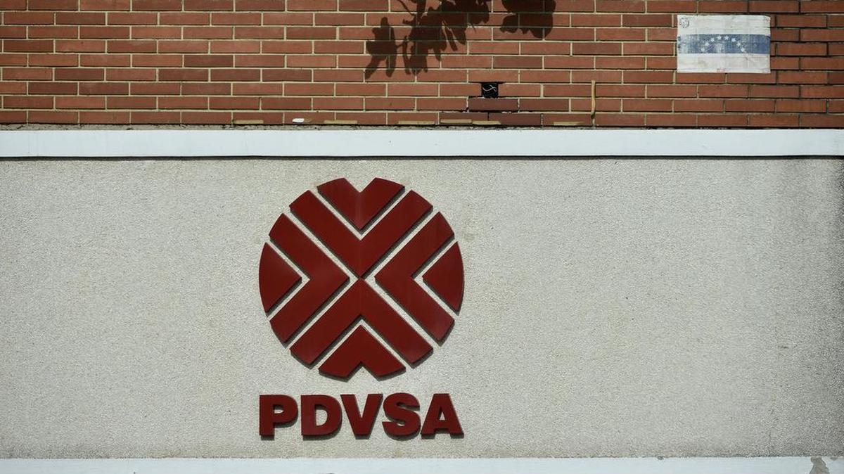 El logo de Petróleos de Venezuela SA (PDVSA) en un edificio de Caracas.