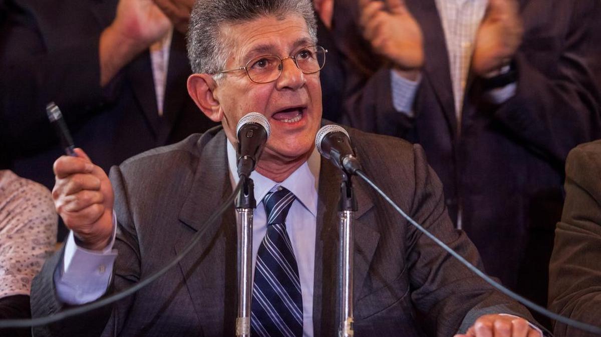 El presidente de la Asamblea Nacional de Venezuela, Henry Ramos Allup, ofrece una rueda de prensa el 2 de marzo de 2016, en Caracas (Venezuela).