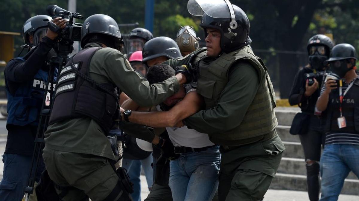 Un manifestante contra el gobierno de Maduro es arrestado por la Guardia Nacional durante las protestas, el 27 de julio, en el segundo día de huelga general.