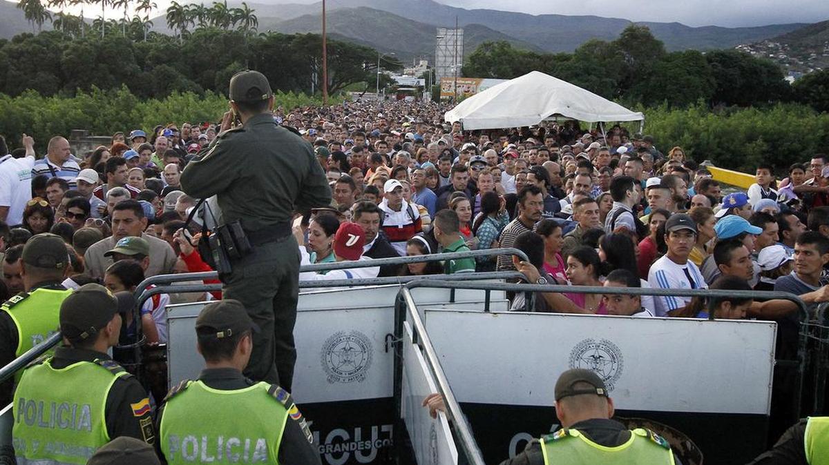 Ciudadanos venezolanos esperan para cruzar uno de los puentes fronterizos hoy, domingo 17 de julio de 2016, en Cúcuta (Colombia). Unos 35.000 venezolanos cruzaron a primera hora de hoy a Colombia a través de tres puentes internacionales para comprar víveres, artículos de primera necesidad y medicamentos, en una nueva jornada de apertura temporal en la frontera, informaron fuentes oficiales. EFE/Schneyder Mendoza